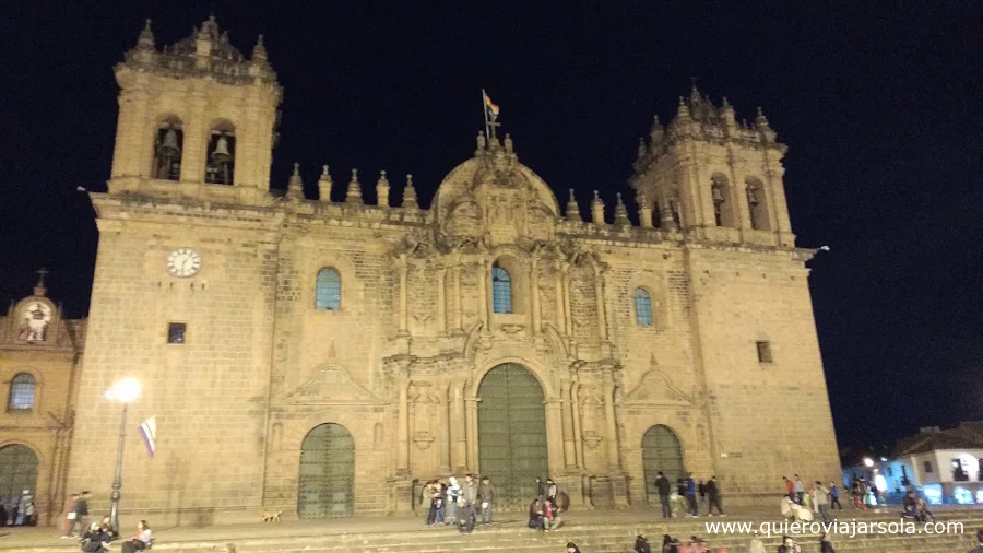 Fachada de la catedral iluminada de noche