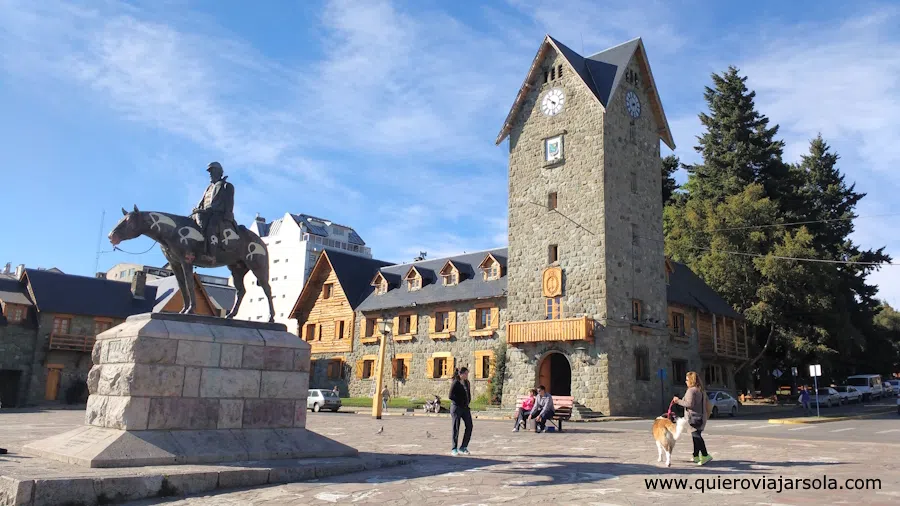 Torre del Reloj y estatua en el Centro Cívico