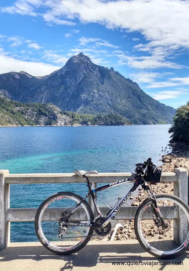 La bici con la que hice el Circuito Chico y vistas al lago