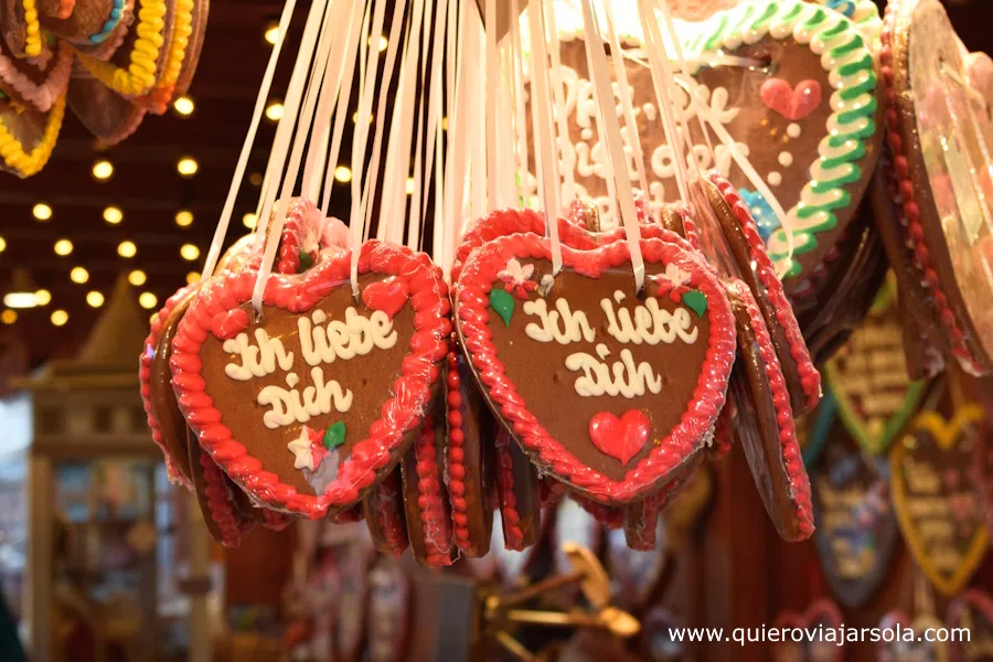 Corazones de galleta colgando en un puesto