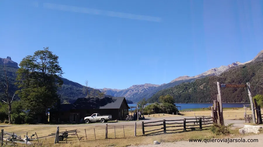 Lago Falkner y camping desde la carretera
