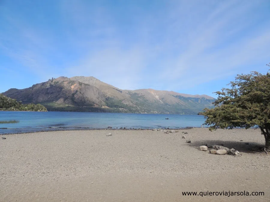 Playa del lago Gutiérrez con montañas al fondo