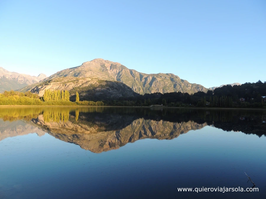 Vista del reflejo en la laguna de una montaña al frente
