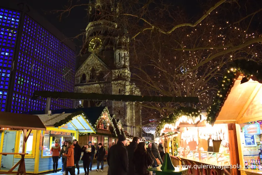 Puestos iluminados con la iglesia de fondo