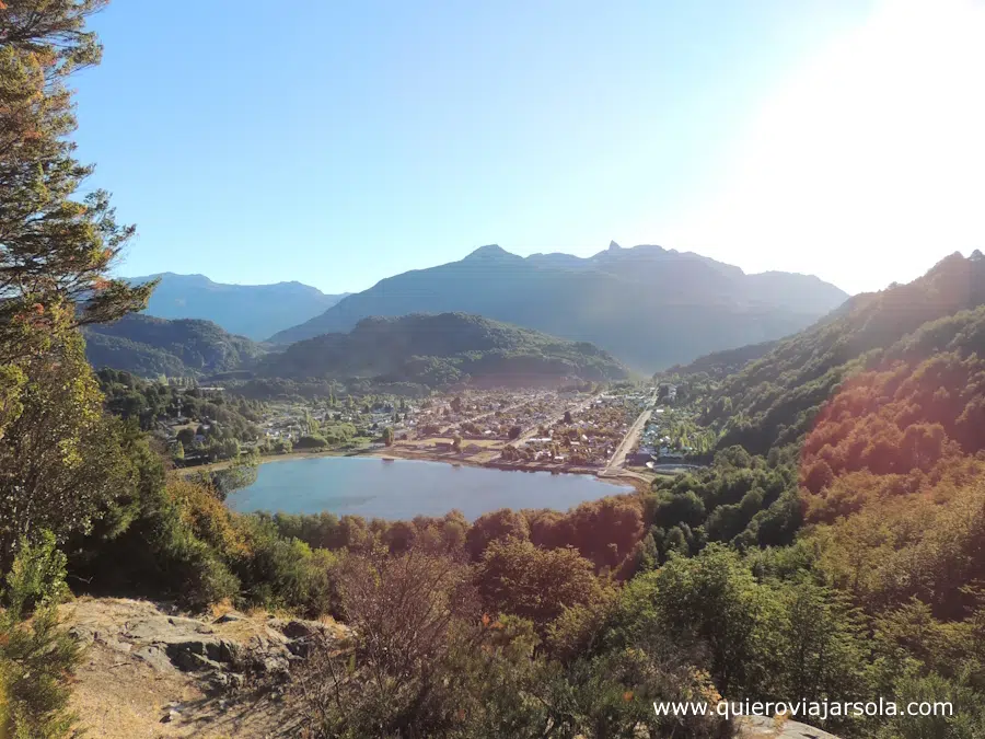 Vista de Futaleufú y la laguna desde el mirador