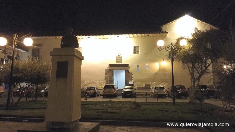 Fachada del museo de noche