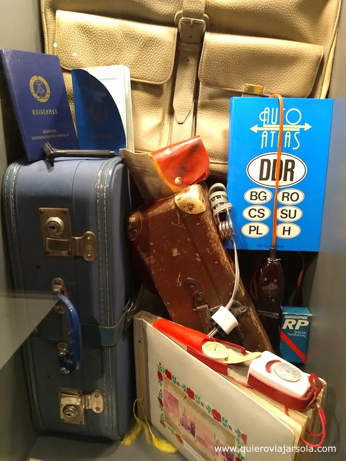 Objetos de viaje expuestos en el museo