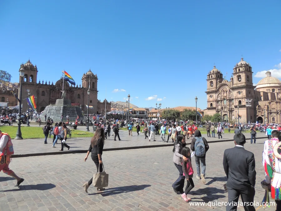 Gente caminando por la plaza de Armas
