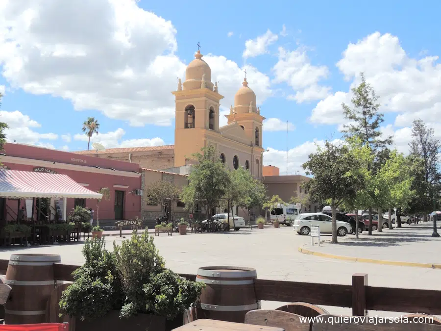 Catedral de Cafayate en la plaza de Armas