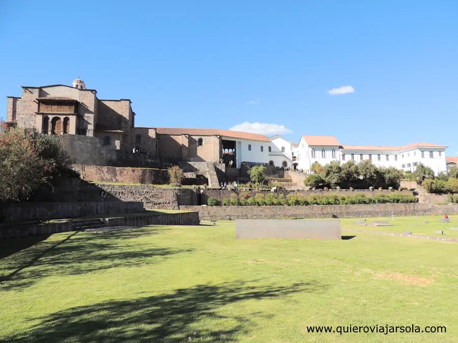 Ruinas del Qoricancha con el convento de fondo