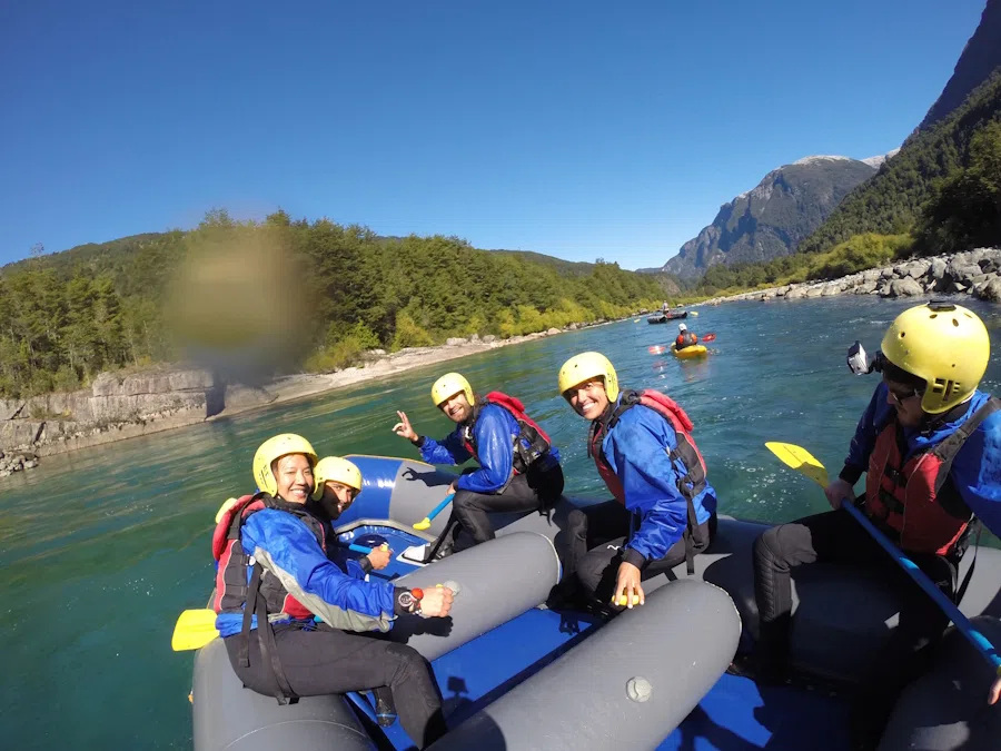 Mis compañeros de aventura y yo en la balsa del rafting