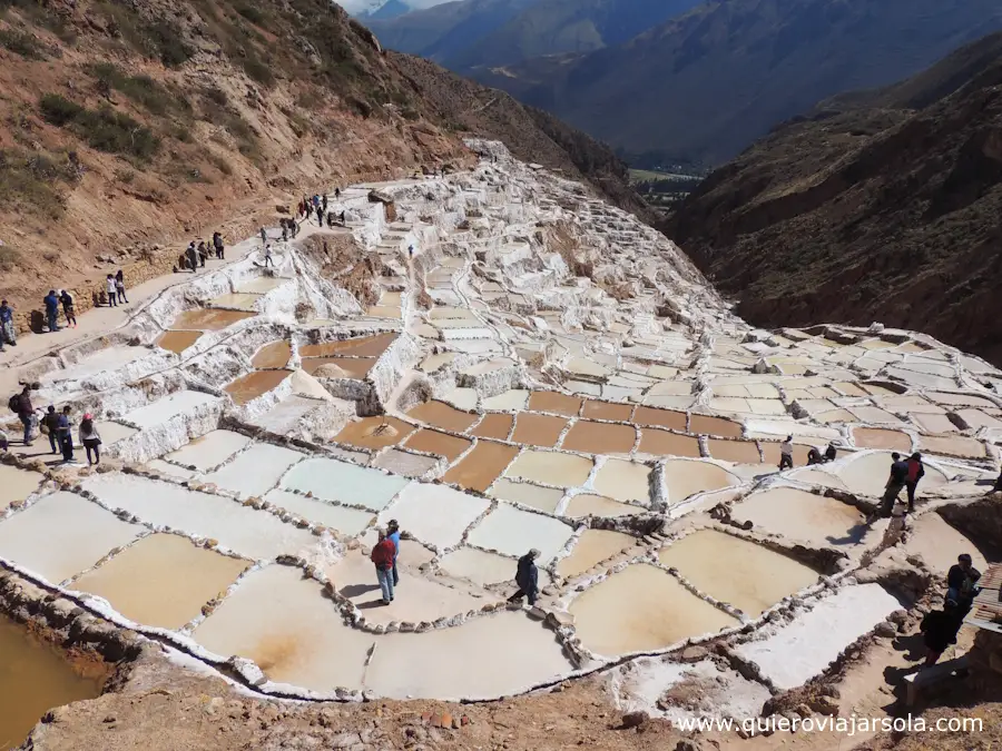 Vista de las terrazas con las salinas