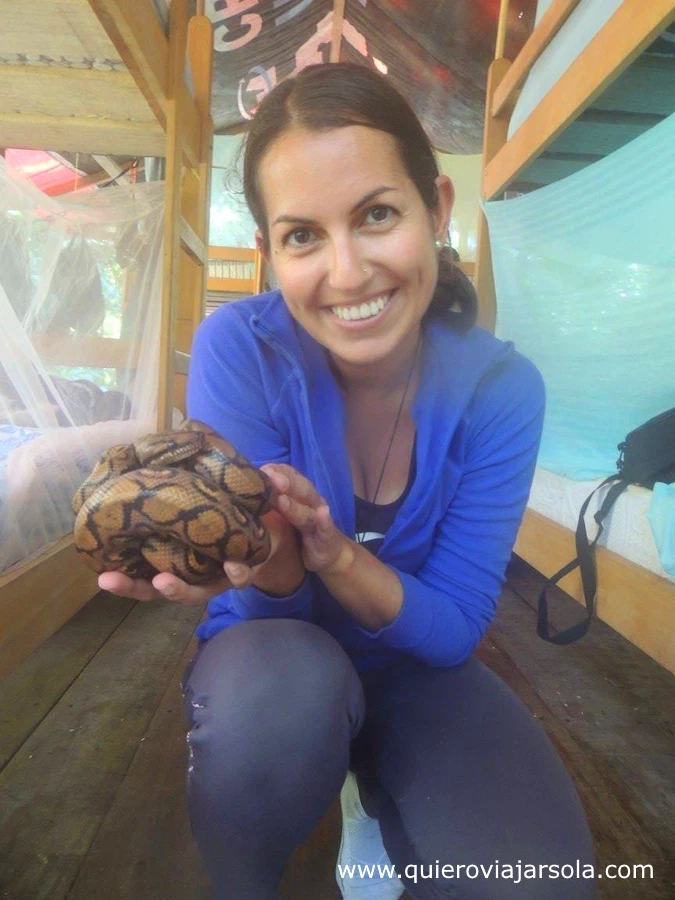 Yo sujetando una serpiente en LPAC