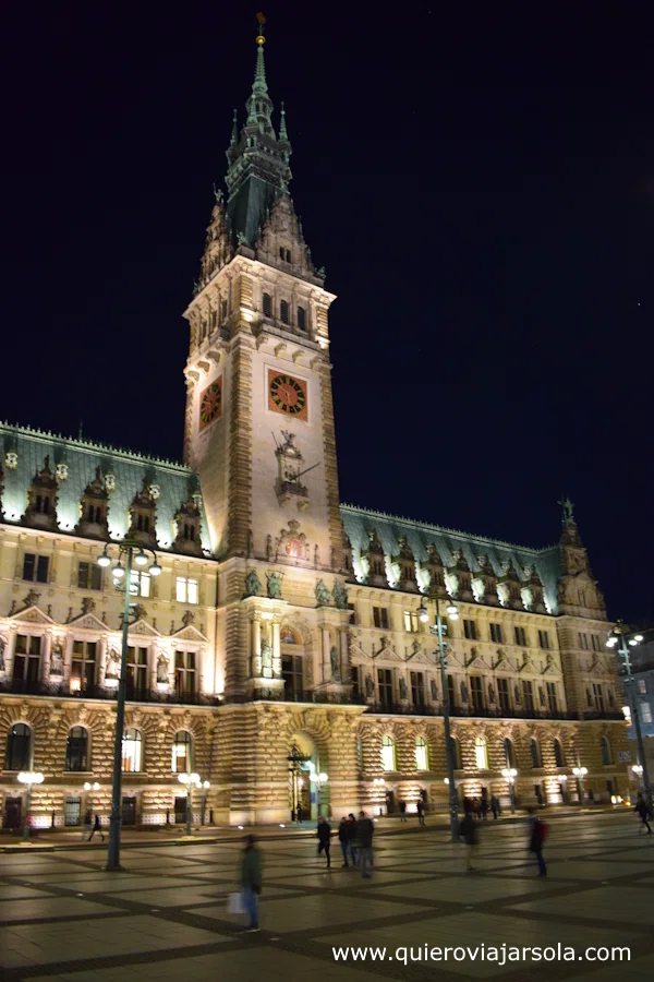 Fachada del ayuntamiento iluminada de noche