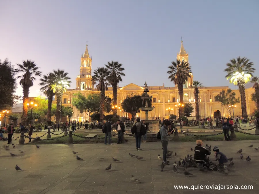 Plaza de Armas y Catedral al atardecer