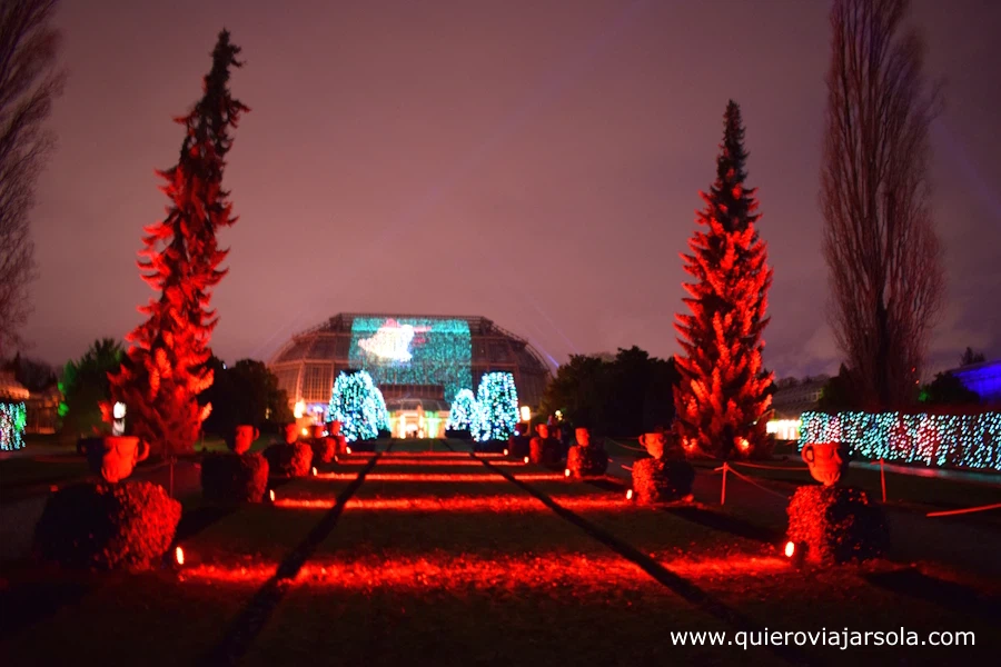 Los jardines decorados con luces rojas