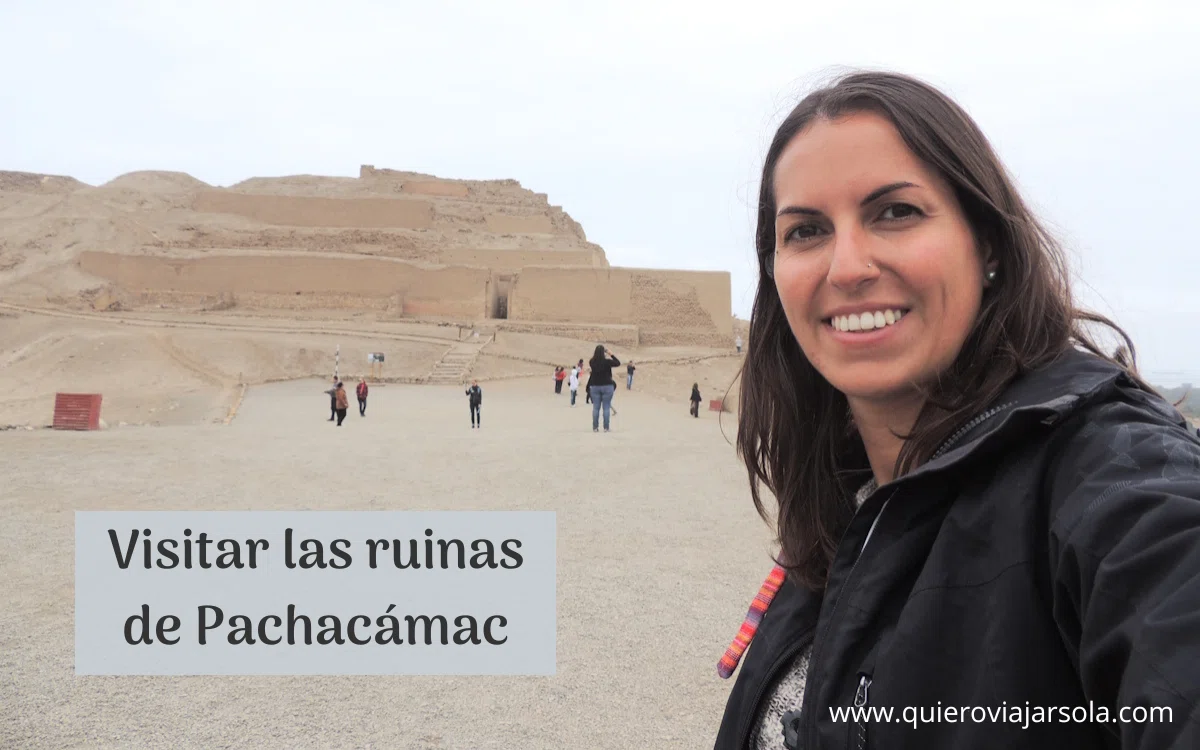 Yo junto a uno de los templos de Pachacámac