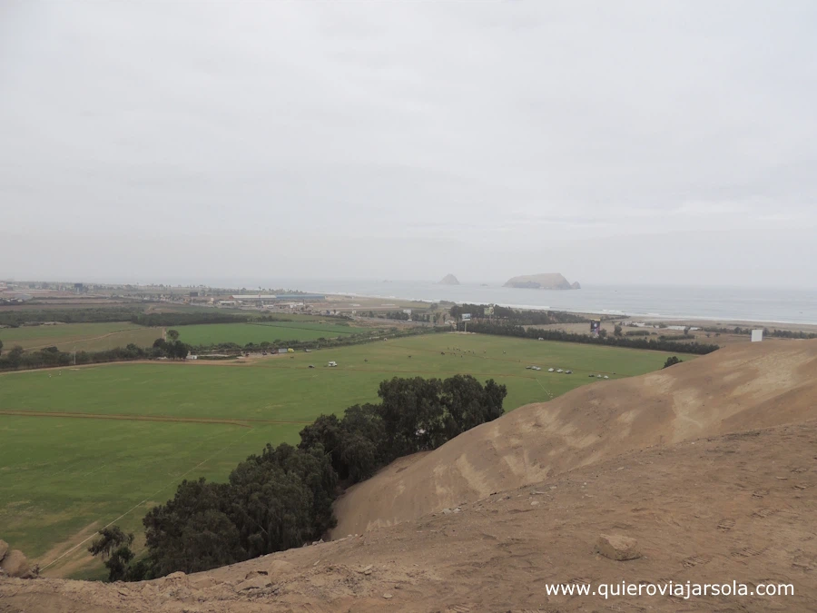 Vista de los prados que rodean el santuario con el mar y las islas de fondo