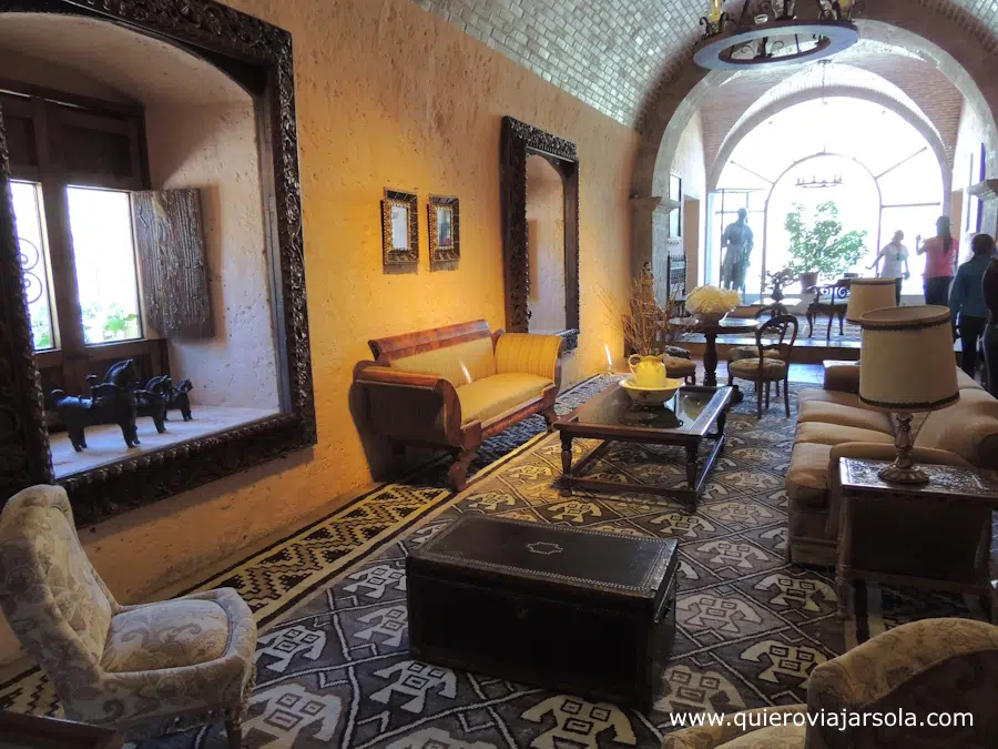 Salón dentro de la mansión