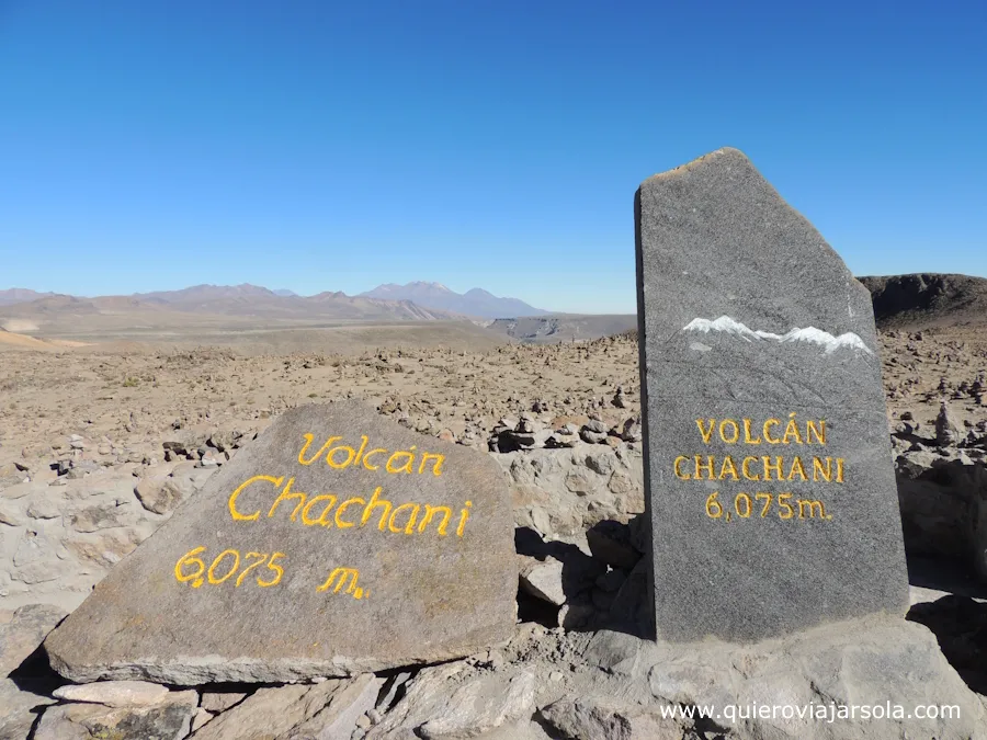 Losetas con el nombre del volcán Chachani y su altura
