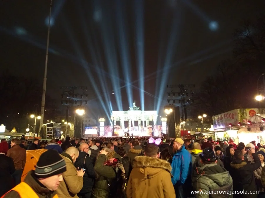 Gente en la puerta de Brandenburgo durante la fiesta