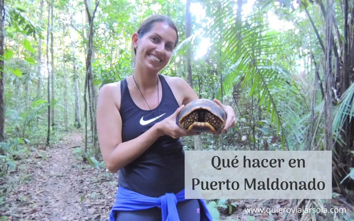 Yo sujetando una tortuga en uno de los paseos por la selva