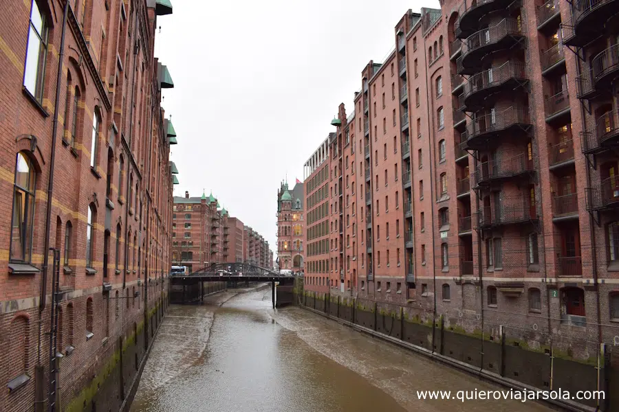Canal entre edificios rojos