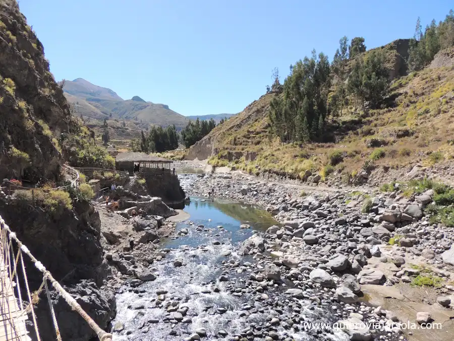 Cruzando el río para acceder a las termas