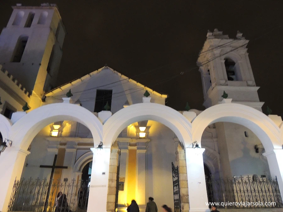 Fachada de la iglesia de noche