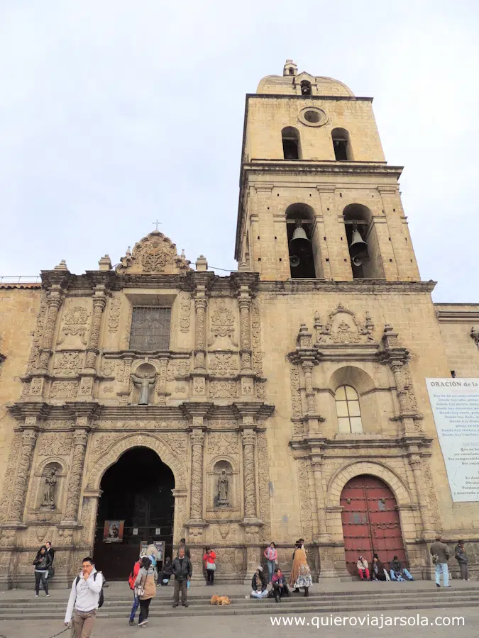 Fachada y campanario de la iglesia