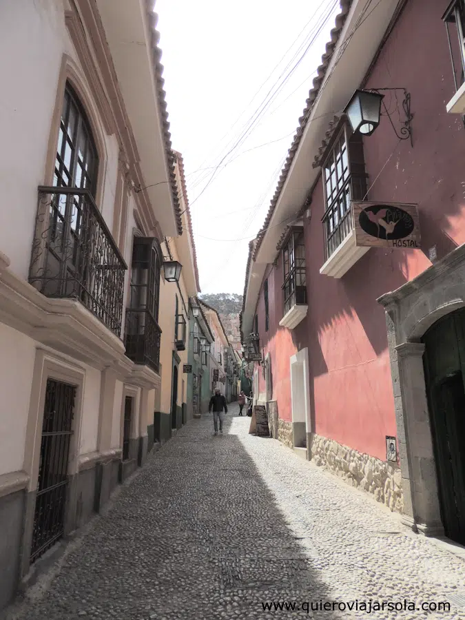 Edificios de estilo colonial en la calle