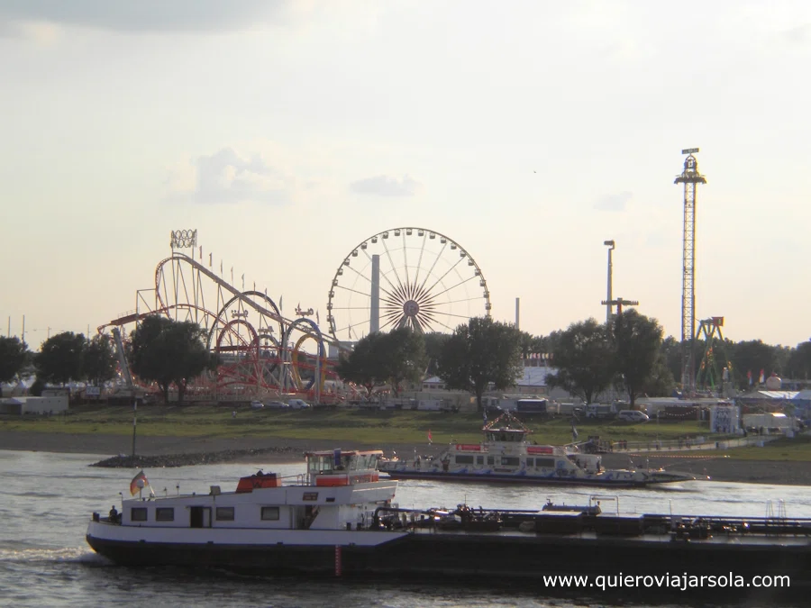 La feria vista desde el otro lado del río