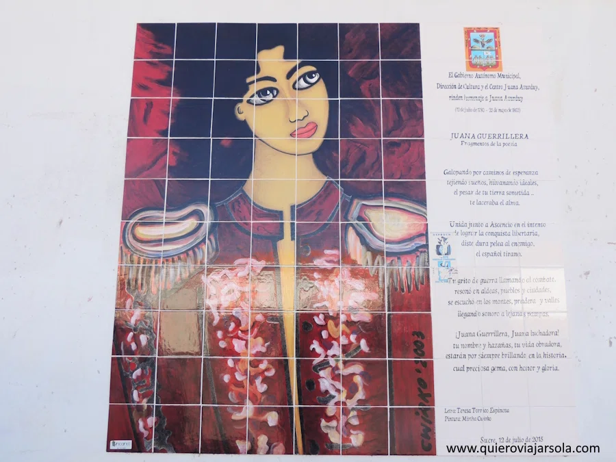 Mural con una representación de la heroína boliviana junto con un poema