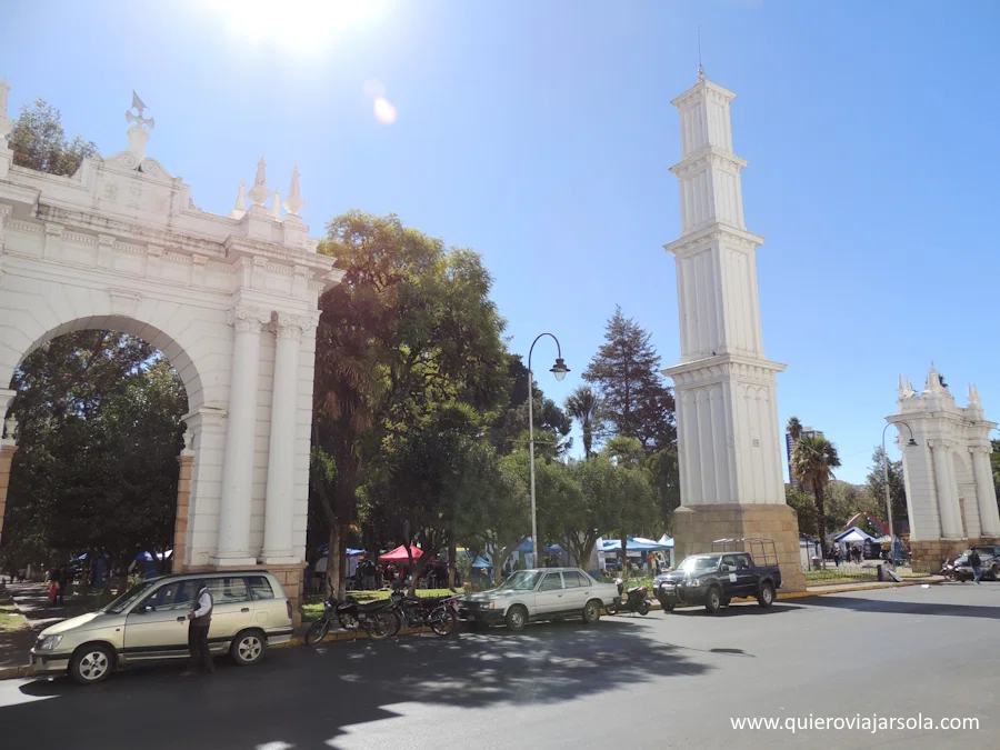 Arcos y obelisco a la entrada del parque
