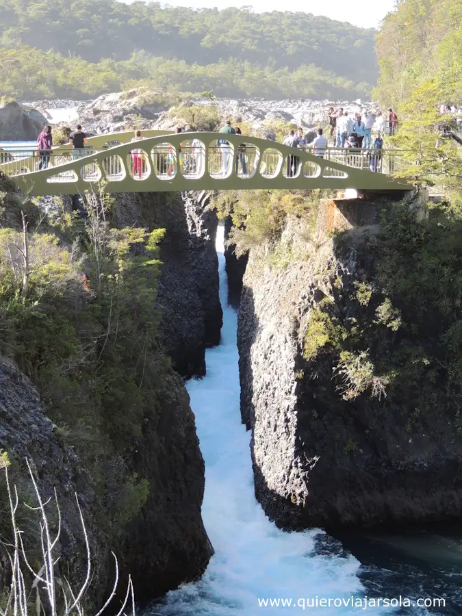 Pasarela con turistas sobre el río