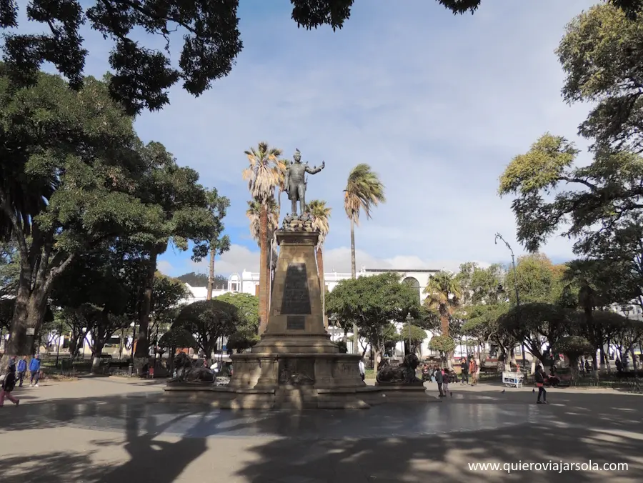 Estatua del fundador de Sucre en el centro de la plaza
