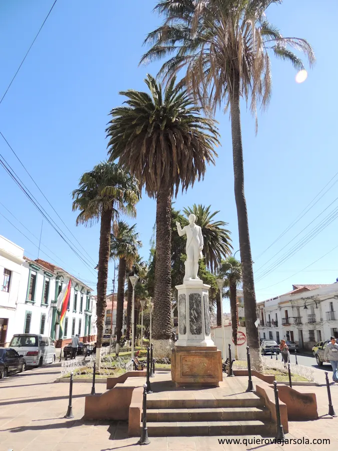 Estatua de Zudáñez en la plaza que lleva su nombre