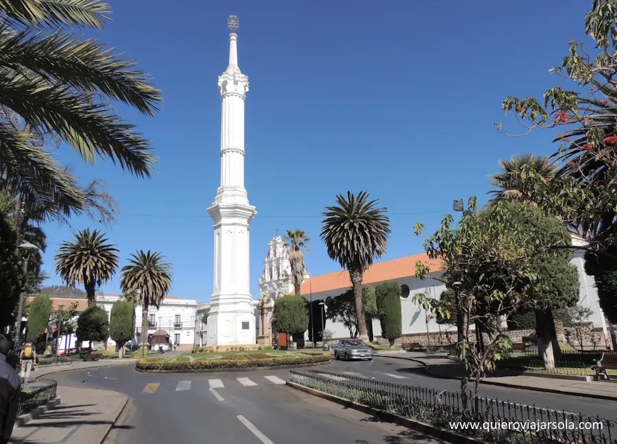 Obelisco en la plaza