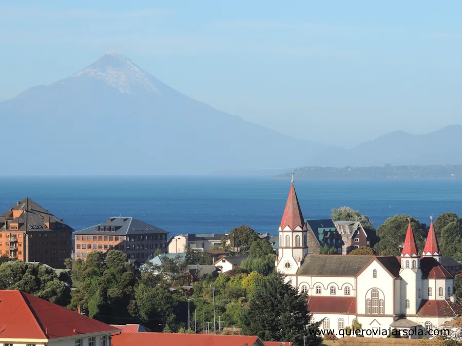 La iglesia destacando en Puerto Varas con el Volcán Osorno de fondo