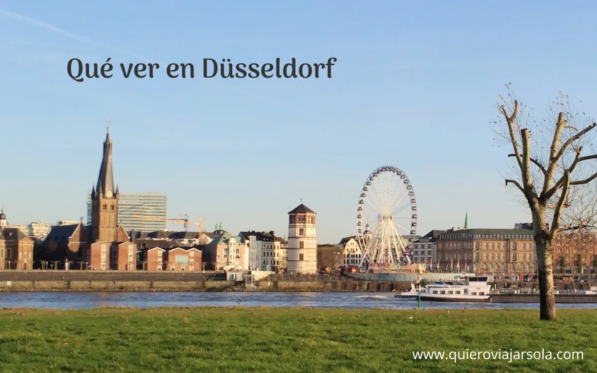 Vista del Altstadt de Düsseldorf desde el otro lado del río