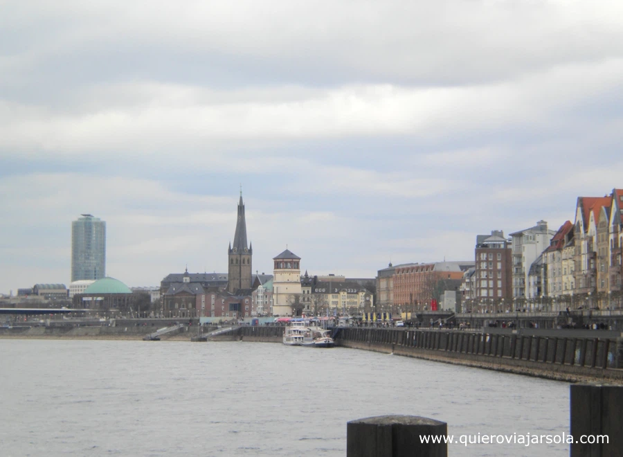 Vista del río con el Altstadt de fondo