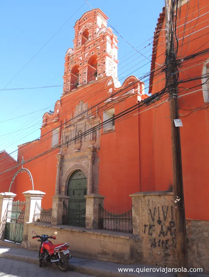 Fachada del convento de color anaranjado