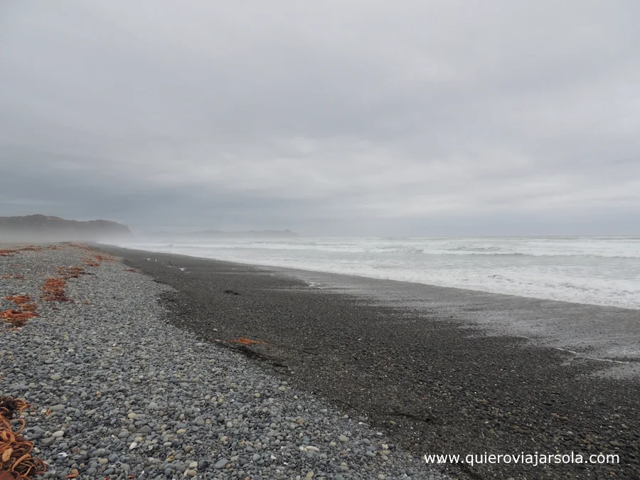 Playa de piedras un día nuboso