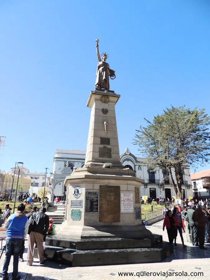 Estatua en la plaza