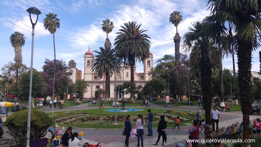 Gente disfrutando de la plaza