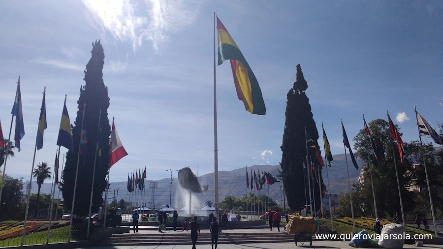 Banderas ondeando en la plaza