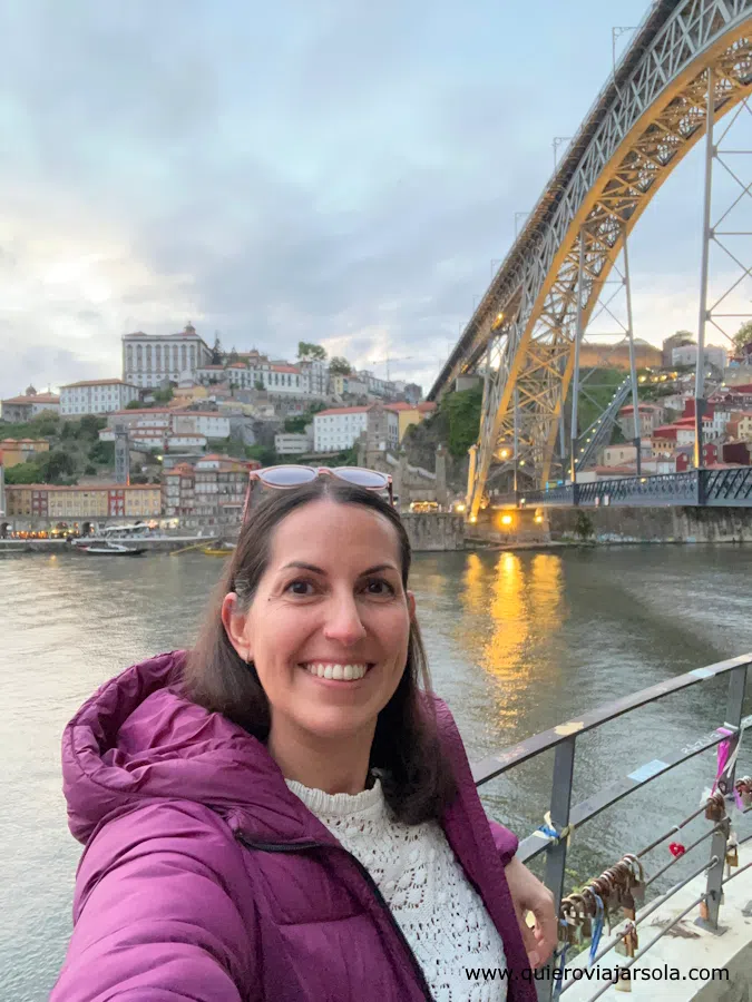 Yo junto al puente Luis I al atardecer