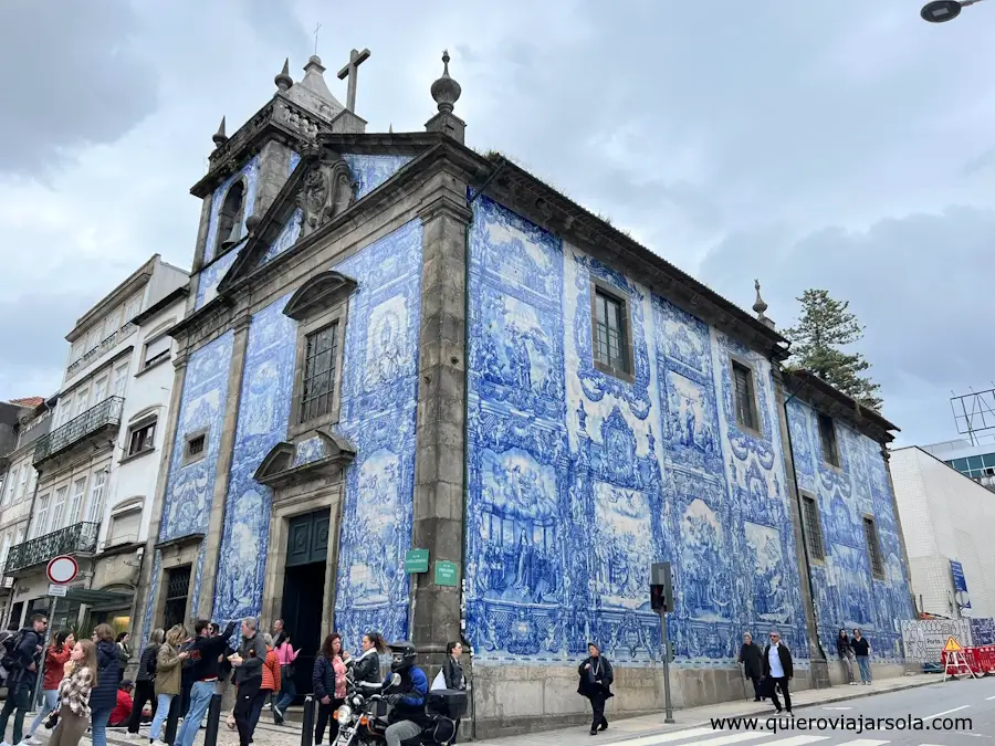 Fachada de la iglesia en la Rua Santa Catarina