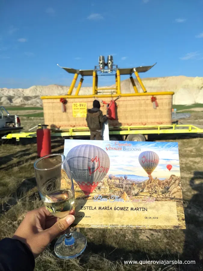 Mi diploma y copa de champán