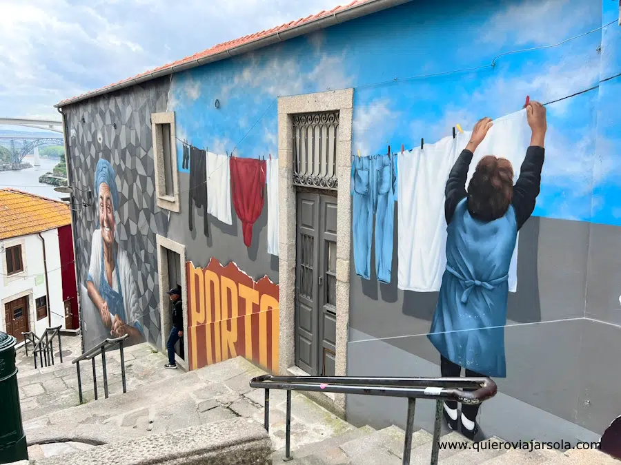 Murales en las escaleras de Guindais